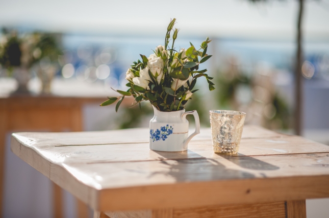 Elite-Events-Santorini-wooden-table-porcelain-flowers